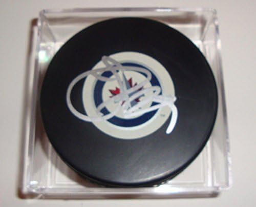 Johnny Oduya İmzalı Puck w / COA Winnipeg Jets Açılış İmza Hatırası 2011-İmzalı NHL Diskleri